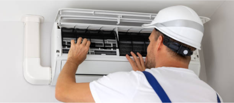 Imagen de un instalador de aire acondicionado